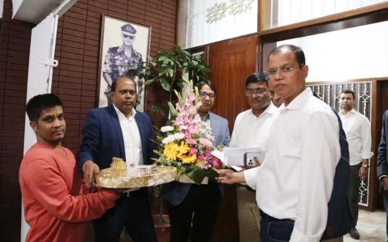 তারেক রহমানকে ফুলেল শুভেচ্ছা জানিয়ে মিষ্টি পাঠালেন মমতা বন্দ্যোপাধ্যায়